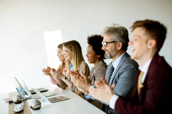 Grupo Multiétnico Empresarios Trabajando Juntos Aplaudiendo Después Una Exitosa Reunión — Foto de Stock