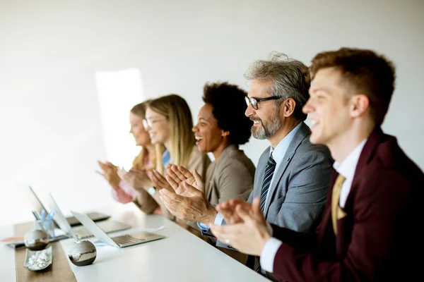Grupo Multiétnico Empresários Que Trabalham Conjunto Aplaudem Após Uma Reunião — Fotografia de Stock