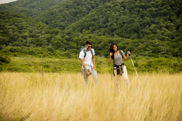 Lachend Jong Stel Wandelen Met Rugzakken Groene Heuvels — Stockfoto