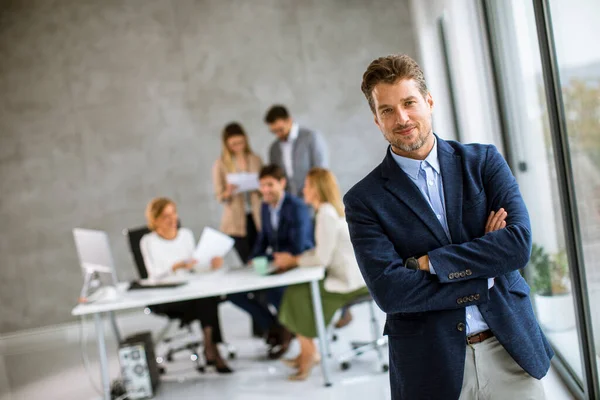 Joven Hombre Negocios Guapo Pie Confiado Oficina Frente Equipo — Foto de Stock