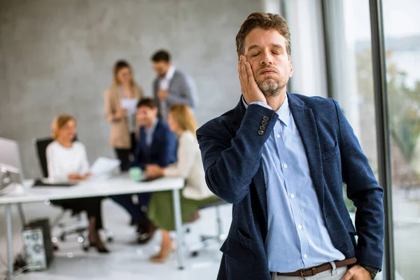 Junger Geschäftsmann Fühlt Sich Erschöpft Und Steht Seinem Arbeitsplatz Büro — Stockfoto