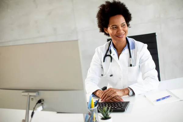 Médica Afro Americana Vestindo Casaco Branco Com Estetoscópio Sentado Atrás — Fotografia de Stock