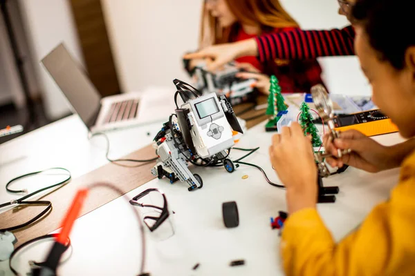 Grupo Niños Felices Programando Juguetes Eléctricos Robots Aula Robótica —  Fotos de Stock