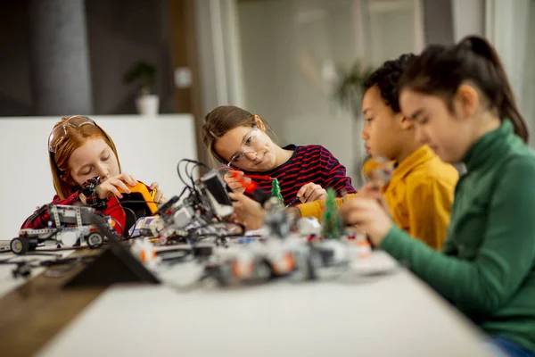 Grupa Szczęśliwych Dzieci Programuje Zabawki Elektryczne Roboty Klasie Robotyki — Zdjęcie stockowe