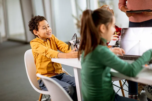 Smily African American Female Science Teacher Group Kids Programming Electric — Stock Photo, Image