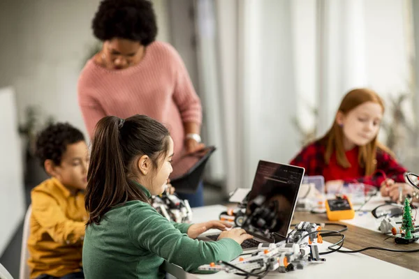 Gruppe Glücklicher Kinder Mit Ihrer Afroamerikanischen Naturwissenschaftlerin Mit Laptop Programmierung — Stockfoto