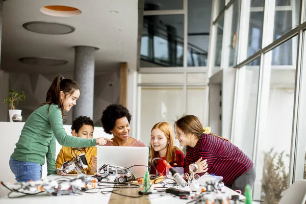 Gruppe Glücklicher Kinder Mit Ihrer Afroamerikanischen Naturwissenschaftlerin Mit Laptop Programmierung — Stockfoto