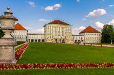 Almanya, Münih 'teki Nymphenburg Sarayı. Bu Barok Sarayı 1675 yılında Wittelsbach Hanedanı 'nın eski Bavyera hükümdarları için ana konut olarak inşa edildi..