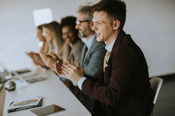 Grupo Multiétnico Empresarios Trabajando Juntos Aplaudiendo Después Una Exitosa Reunión — Foto de Stock