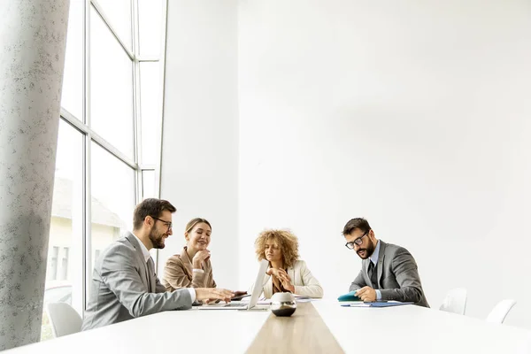 Gruppo Giovani Imprenditori Multietnici Che Lavorano Insieme Ufficio — Foto Stock