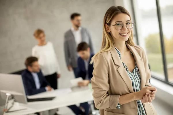 Mujer Negocios Bastante Joven Pie Oficina Delante Equipo — Foto de Stock