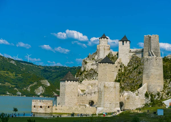 ゴルバック要塞 Golubac Fortress セルビアのドナウ川沿いにある14世紀の中世要塞 2019年に修復された — ストック写真