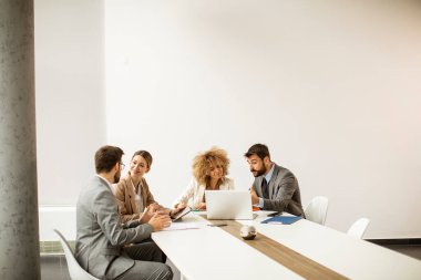 Ofiste birlikte çalışan çok ırklı genç iş adamları grubu.