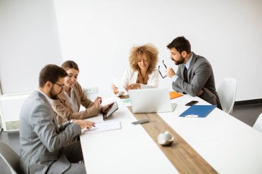 Ofiste birlikte çalışan çok ırklı genç iş adamları grubu.