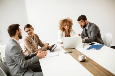 Ofiste birlikte çalışan çok ırklı genç iş adamları grubu.