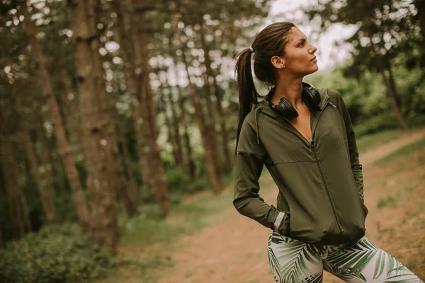 Pretty Young Attractive Female Runner Listening Music Taking Break Jogging — Stock Photo, Image