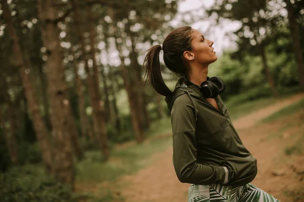 Pretty Young Attractive Female Runner Listening Music Taking Break Jogging — Stock Photo, Image