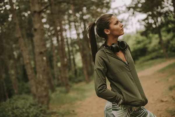 Pretty Young Attractive Female Runner Listening Music Taking Break Jogging — Stock Photo, Image