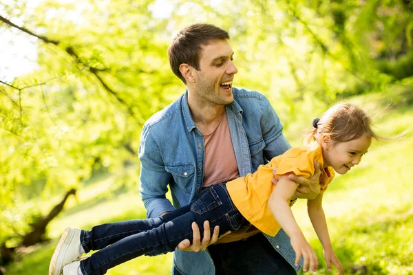 Ensamstående Far Har Kul Parken Med Söt Liten Dotter — Stockfoto