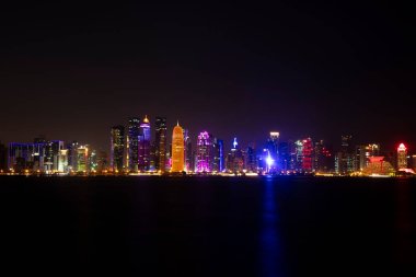 DOHA, Çeyrek Yıldız - 21 HAZİRAN 2019: Gece Katar, Doha 'ya bakın. Doha Katar 'ın başkenti ve en kalabalık şehridir.
