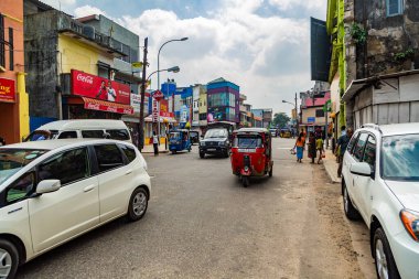COLOMBO, SRI LANKA - 18 Ocak 2014: Colombo, Sri Lanka sokaklarında kimliği belirsiz insanlar. Colombo, Sri Lanka 'nın başkenti, en büyük şehri ve finans merkezidir..