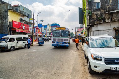 COLOMBO, SRI LANKA - 18 Ocak 2014: Colombo, Sri Lanka sokaklarında kimliği belirsiz insanlar. Colombo, Sri Lanka 'nın başkenti, en büyük şehri ve finans merkezidir..