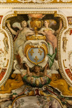 TIVOLI, İtalya - 23 Eylül 2018: Tivoli, İtalya 'daki Villa d' Este 'nin içindeki Herkül Salonu' nda tavan freski. UNESCO 'nun Dünya Mirası Listesi' nde 16. yüzyıldan kalma bir villa..