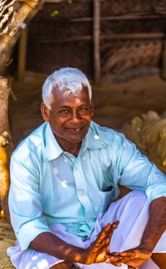 HIKKADUWA, SRI LANKA - 22 Ocak 2014: Hikkaduwa, Sri Lanka 'da tanımlanamayan balıkçı. 2013 'te Sri Lanka' da yaklaşık 220.000 balıkçı vardı..