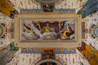 TIVOLI, ITALY - 23 Eylül 2018: Roma yakınlarındaki Tivoli 'de Villa déste' nin Soyluluk Odası 'nın iç dekorasyonu. UNESCO 'nun Dünya Mirası Listesi' nde 16. yüzyıldan kalma bir villa.. 