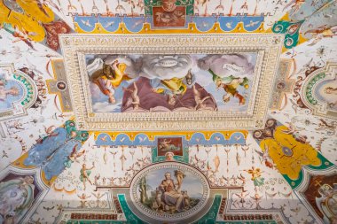 TIVOLI, ITALY - 23 Eylül 2018: Roma yakınlarındaki Tivoli 'de Villa déste' nin Soyluluk Odası 'nın iç dekorasyonu. UNESCO 'nun Dünya Mirası Listesi' nde 16. yüzyıldan kalma bir villa.. 