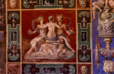 TIVOLI, ITALY - 23 Eylül 2018: Roma yakınlarındaki Tivoli 'de Villa déste' nin Soyluluk Odası 'nın iç dekorasyonu. UNESCO 'nun Dünya Mirası Listesi' nde 16. yüzyıldan kalma bir villa.. 