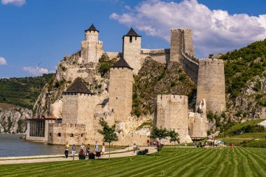 GOLUBAC, SERBIA - 6 Ağustos 2020: Golubac Kalesi, Sırbistan 'da Tuna Nehri üzerinde bir ortaçağ kalesi. 2019 'da restore edildi..