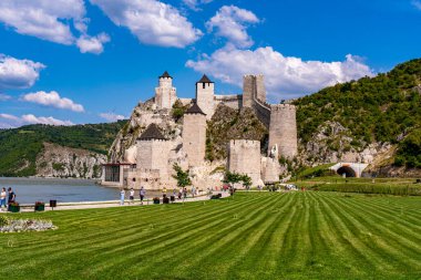 GOLUBAC, SERBIA - 6 Ağustos 2020: Golubac Kalesi, Sırbistan 'da Tuna Nehri üzerinde bir ortaçağ kalesi. 2019 'da restore edildi..