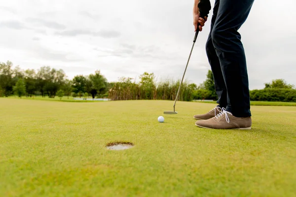 Nahaufnahme Der Beine Eines Jungen Mannes Beim Golfspielen — Stockfoto