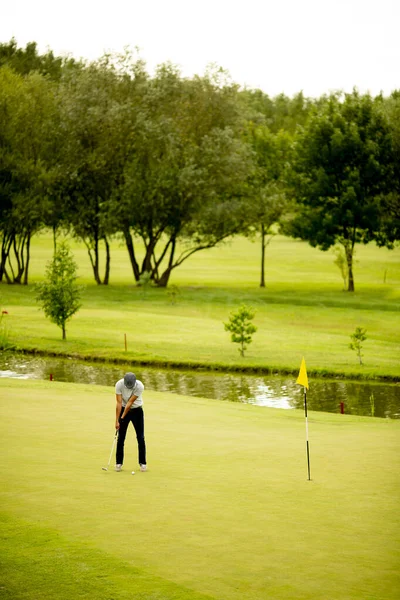 ハンサムな若い男がゴルフをしている — ストック写真