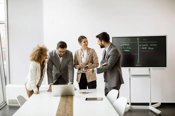 Grupo Jóvenes Empresarios Multiétnicos Que Trabajan Juntos Oficina — Foto de Stock