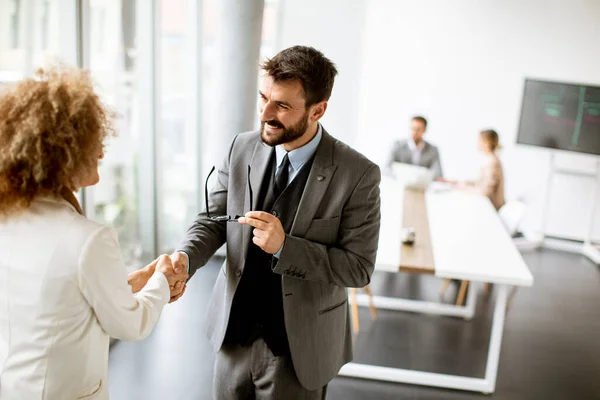 Couple Handsome Multiethnic Business People Handshaking Office — Foto de Stock