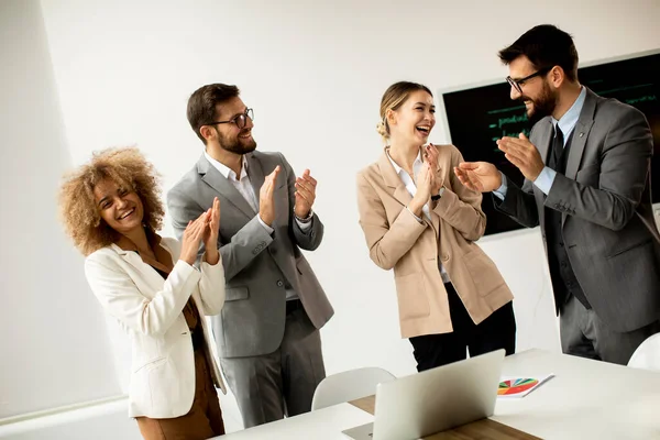 Grupo Empresários Multiétnicos Aplaudindo Após Uma Reunião Bem Sucedida Escritório — Fotografia de Stock