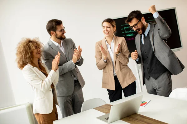 Grupp Multietniska Affärsmän Applåderar Efter Ett Lyckat Möte Kontoret — Stockfoto