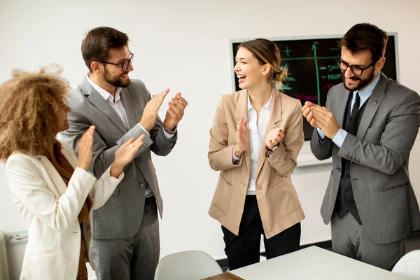 Grupp Multietniska Affärsmän Applåderar Efter Ett Lyckat Möte Kontoret — Stockfoto