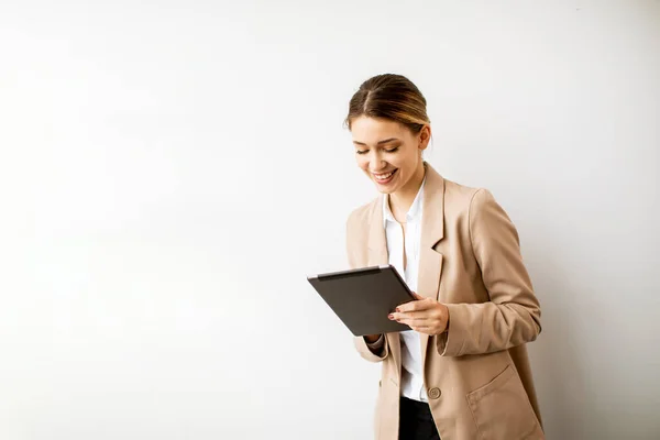 Mooie Jonge Vrouw Met Digitale Tablet Door Witte Muur Modern — Stockfoto