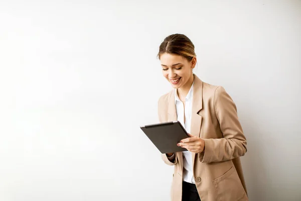 Mujer Bastante Joven Sosteniendo Tableta Digital Por Pared Blanca Oficina —  Fotos de Stock