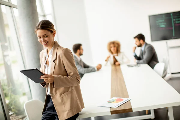 Wanita Muda Cantik Memegang Tablet Digital Kantor Modern Depan Timnya — Stok Foto