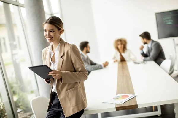 Wanita Muda Cantik Memegang Tablet Digital Kantor Modern Depan Timnya — Stok Foto