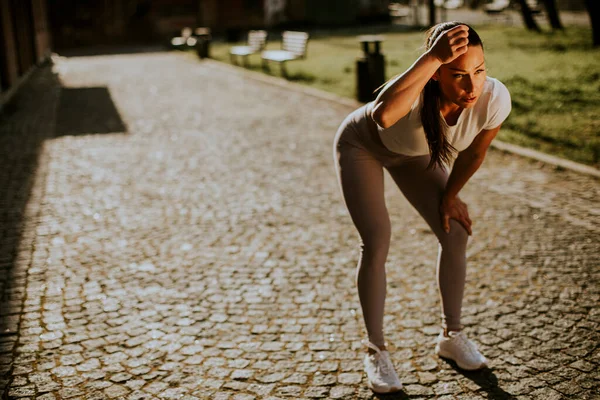 Mujer Joven Agotada Descansando Durante Formación Entorno Urbano — Foto de Stock