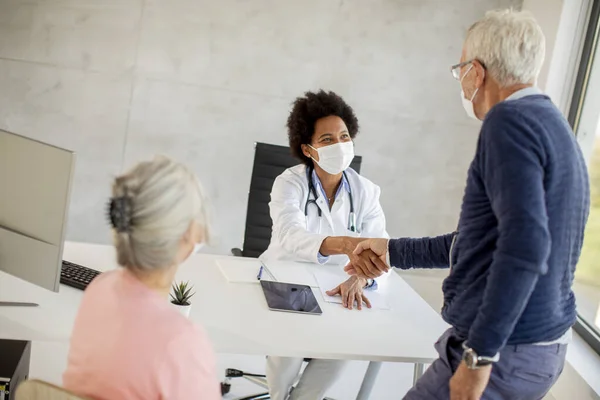 Oudere Paar Met Beschermende Gezichtsmaskers Ontvangen Nieuws Van Zwarte Vrouwelijke — Stockfoto