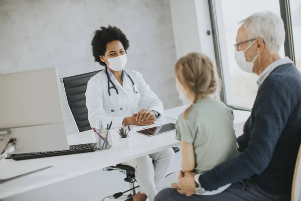 Farfar Med Skyddande Ansiktsmasker Med Söt Sondotter Svart Kvinnlig Läkare — Stockfoto