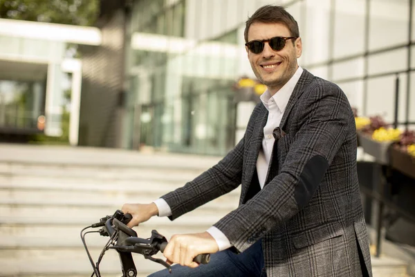 Handosme Νεαρός Επιχειρηματίας Στο Ποδήλατο Στο Δρόμο — Φωτογραφία Αρχείου