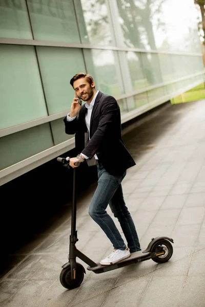 Knappe Jonge Zakenman Met Behulp Van Mobiele Telefoon Elektrische Scooter — Stockfoto