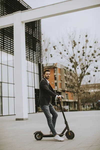 Beau Jeune Homme Affaires Vêtements Décontractés Chevauchant Scooter Électrique Par — Photo